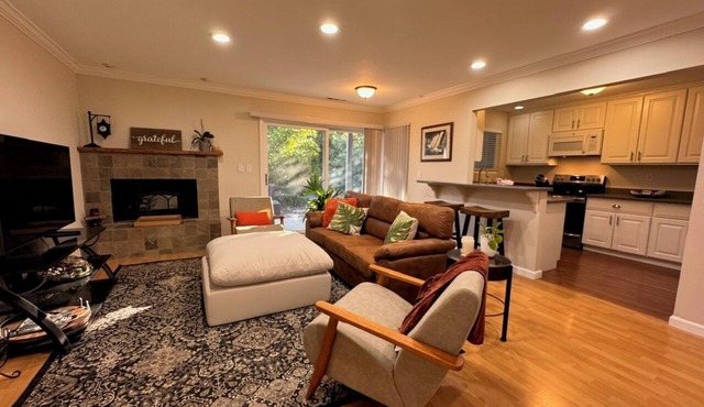Charming Updated 2-bedroom townhome with Garage, AC, WiFi in Pleasant Hill