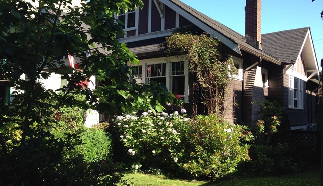 Charming Upstairs Suite in Historic Grandview Woodland