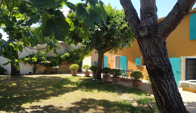 Charming villa in the center of town, with swimming pool, close to the sea and market.