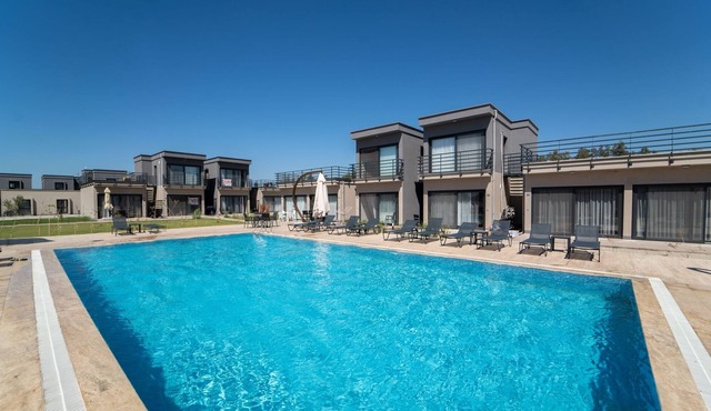 Charming Vacation Flat w Pool, Garden in Mugla