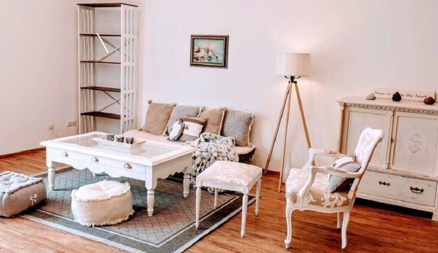 Charming Vacation Home “Marie Antoinette” with Wi-Fi, Terrace & Garden