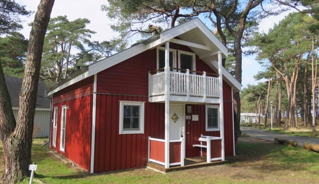 Charming vacation home Hus Utkiek 226 in Baabe. Pure relaxation in the sauna or hot tub. Seasonal beach chair for relaxing days at the beach. Insect screens for carefree summer evenings