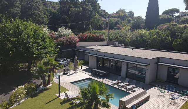 Charming vacation villa with swimming pool, 5 minutes from the beach!