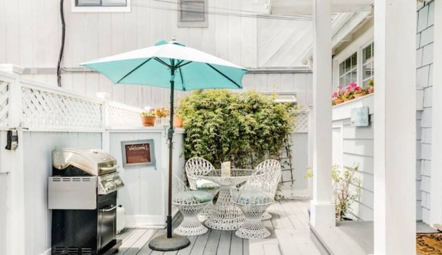 Charming Venice Beach Cottage on Venice Canals, with Boats