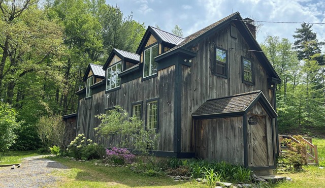 Charming Vermont Retreat with Mountain Views and Ski Proximity. Pet-Friendly!
