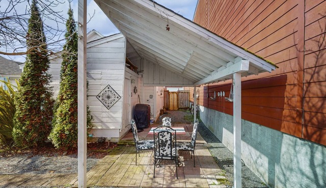 Charming Victorian gem with 11-foot ceilings, patio area & washer/dryer