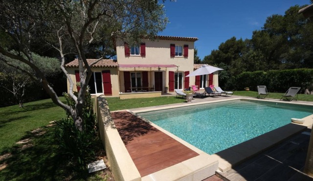 Charming villa with pool in Cornillon-Confoux - 8 people.