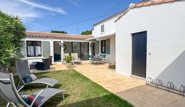 Charming villa facing the sea parking and garden