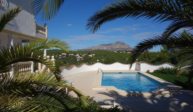 Charming villa for 8 people in a quiet location, with large swimming pool and magnificent view
