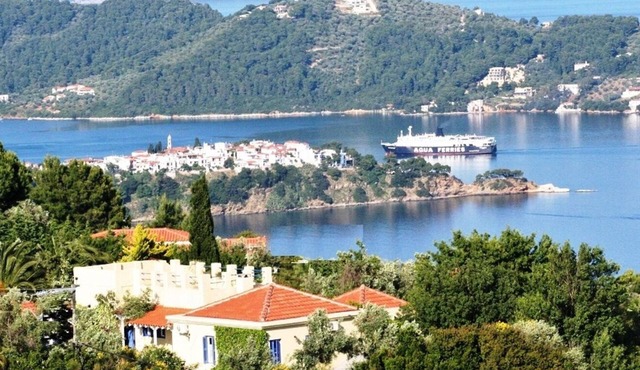 Charming villa for up to 8; stunning panorama from 4 sun-terraces and pool