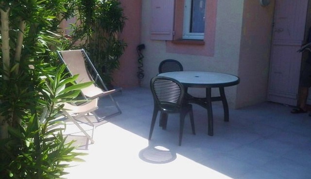 Charming Villa: A/C, 3 Rooms, Sleeps 5, Near Beach & Center