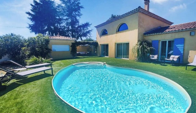 CHARMING VILLA with swimming pool, not overlooked, view of vineyards