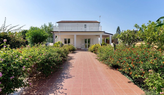 Charming Villa in San Leone Agrigento – Peaceful Oasis Near Valley of the Temples