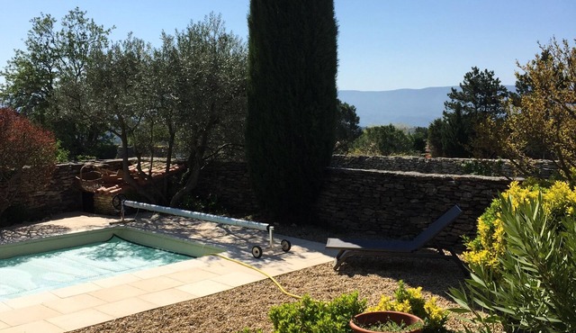 Charming villa located just minutes walk from the beautiful village of Gordes