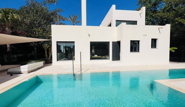Charming Villa Walking Distance to the sea