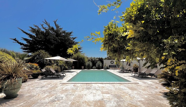 CHARMING VILLA WITH SWIMMING POOL AND ENCLOSED GARDEN, NOT OVERLOOKED, 4 KM FROM UZES