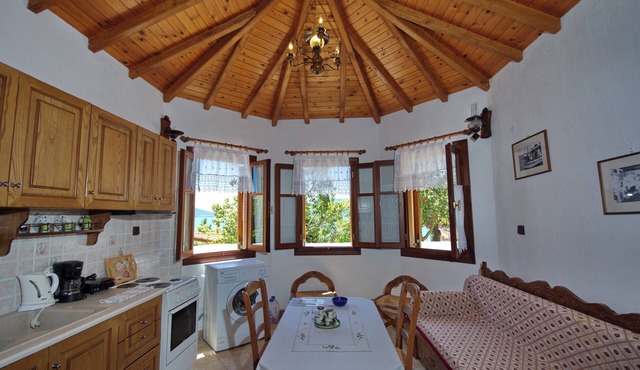 Charming villa with 2 bedrooms and WiFi, AC in peaceful Alonissos