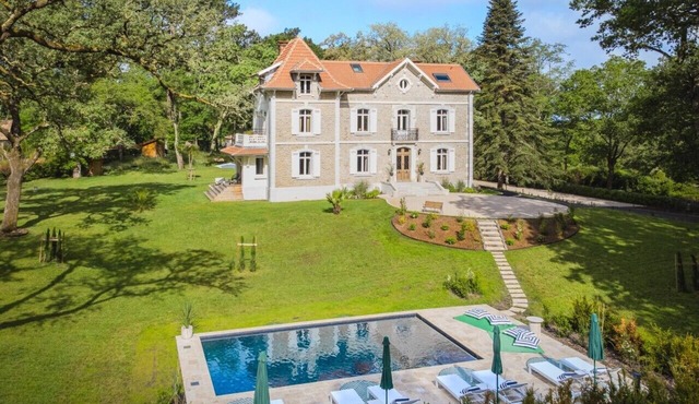 Charming villa with a pool and large wooded grounds, 20 minutes from the beaches