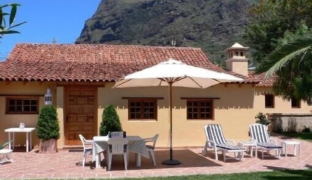 Charming Villa with garden full of flowers located in Los Silos, north Tenerife
