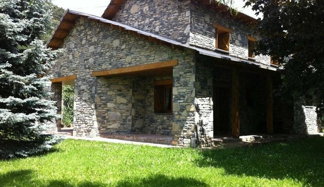 Charming Villa with Garden, BBQ & Spacious Interiors in Villanúa