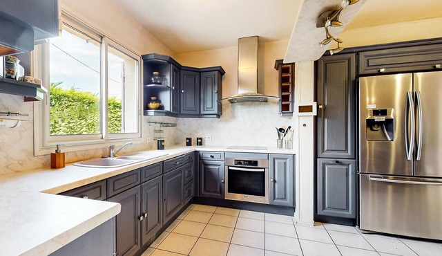 Charming villa with large outdoor pool in a beautiful location between the ocean and the vineyards.