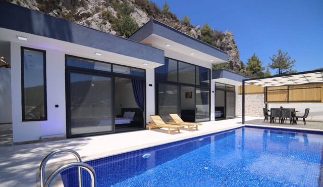 Charming Villa with Pool and Jacuzzi in Antalya