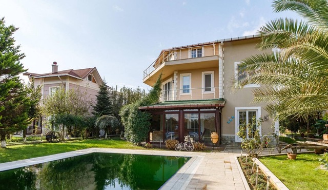 Charming Villa with Pool and Garden in Gebze