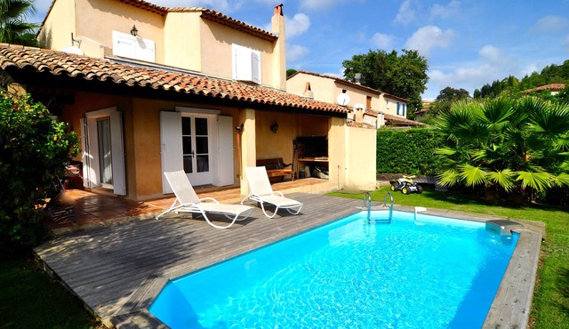 Charming villa with private pool under palmtrees near St. Tropez