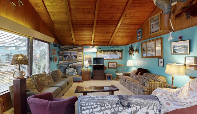 Charming Vintage House with Tranquil Garden - Just Two Blocks to the Beach