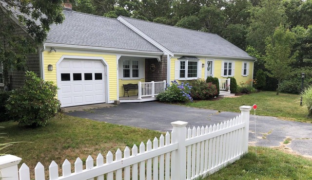 Charming Walk to Beach Chatham-Bayview Cottage 3 BR-Central A/C; Wi-Fi