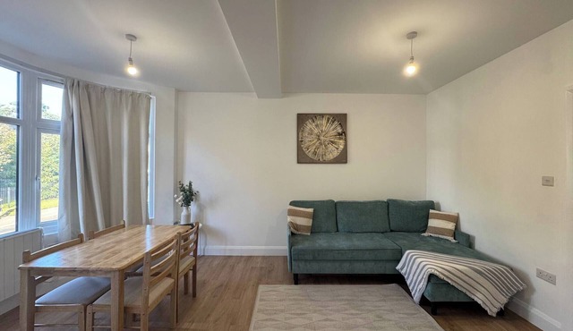 Charming Wallington Apartment with Hot Tub