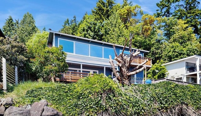 Charming waterfront home with furnished deck & beach access