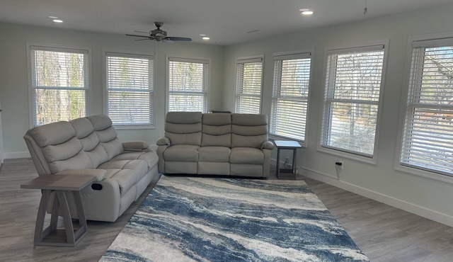 Charming water view 2-bedroom apartment with beach access in Saint Leonard