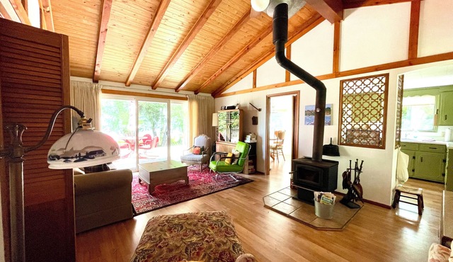 Charming Waterfront Summer Cottage on Bay of Quinte (*NEW DOCKS*)