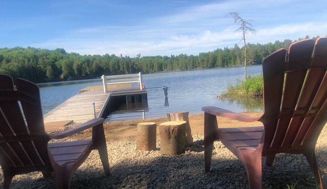 Charming Waterfront Cottage 35 minutes from Mont-Tremblant