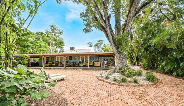 Charming Waterfront Efficiency- only 2 miles to Olde Naples!