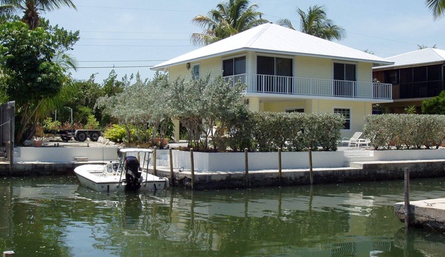CHARMING WATERFRONT OCEANSIDE CANAL HOME-LARGE PROTECTED DOCKAGE-WiFi-SMART TVs.