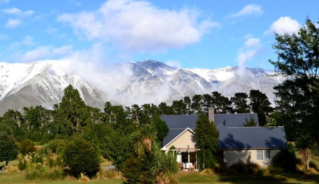 Charming Weekend Getaway with Hillside and Mountain Views near Christchurch, New Zealand