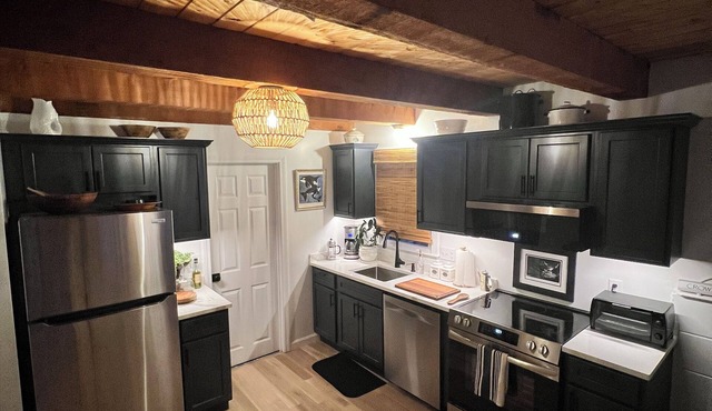 Charming West Harwich Cottage, Newly Renovated, cozy but convenient location