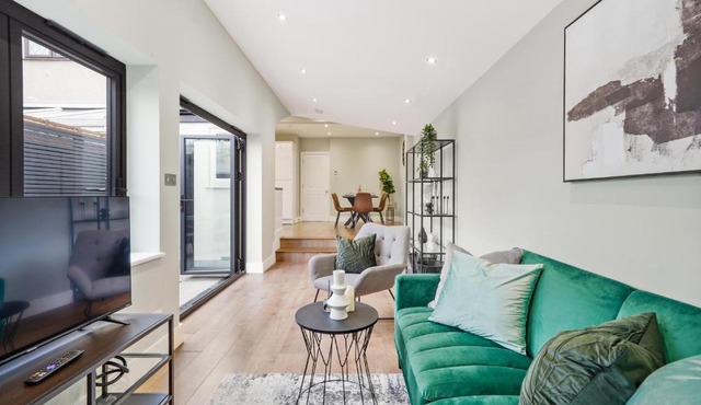 Charming Wimbledon 3-Bed Apt with Outdoor Area