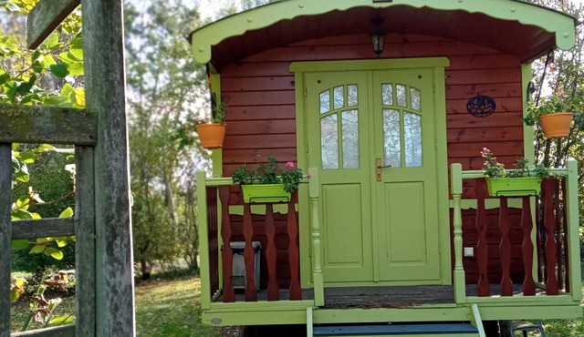 Charming Wooden Caravan in Bucolic Valley with Terrace & Family-Friendly Amenities