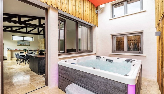 Charming workshop with jacuzzi near St-Emilion