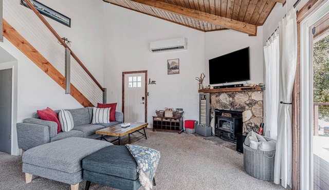 Charming Yosemite 3BR Cottage with Hot Tub & Stargazing