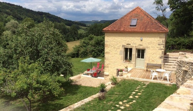 Charmingly restored 3* cottage in medieval village of Flavigny sur Ozerain