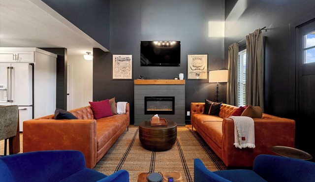 Charred Oak Reserve-Sleeps 10-Hot Tub, Firepit by Iconiq stays