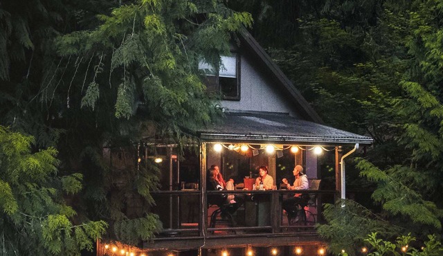 Chase’s River Cabin Over River Deck Hot Tub