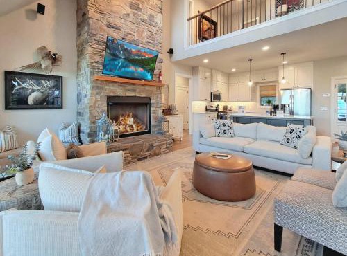 Chasing Sunsets Lakeview Escape w Fire Pit & Screened Porch