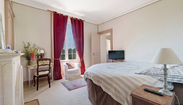 Château du Perray - Queen Room - Round Bed with Shared Pool