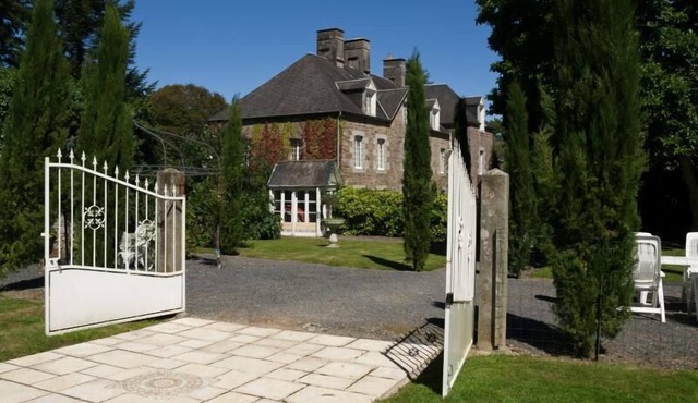 Château next to village Of Hambye, hot tub , outdoors and indoors private pools