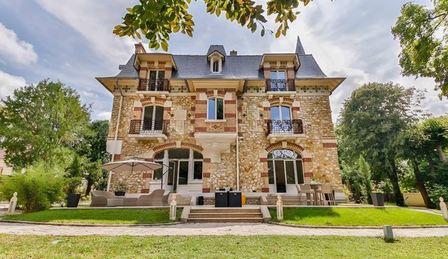 Chateau Pernelle - Seven Bedroom Villa, Sleeps 14